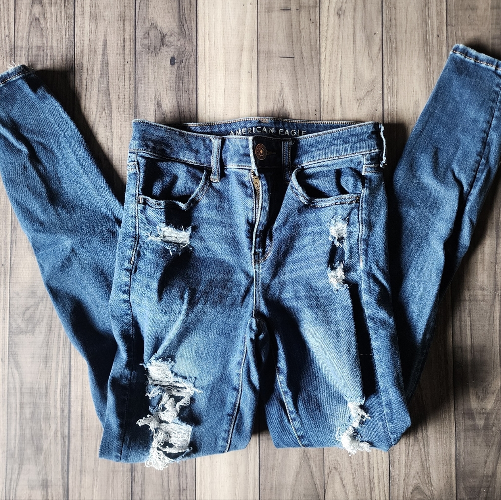 American Eagle Size 4 distressed jeans